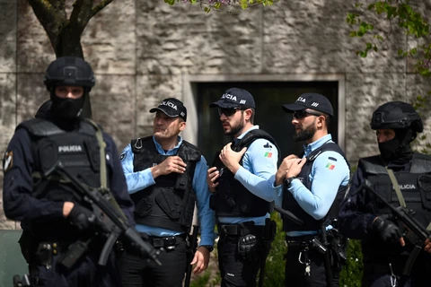 Cảnh sát gác bên ngoài Trung tâm Ismaili ở Thủ đô Lisbon (Bồ Đào Nha) sau vụ một vụ tấn công hồi tháng Ba năm ngoái. (Ảnh: AFP/TTXVN)