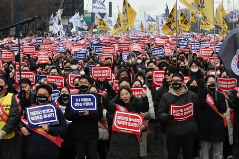 Các bác sỹ tham gia tuần hành phản đối kế hoạch tăng chỉ tiêu tuyển sinh ngành y tại Seoul (Hàn Quốc), ngày 3/3/2024. (Ảnh: Yonhap/TTXVN)