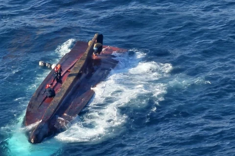 Lực lượng cứu hộ Hàn Quốc tìm kiếm các thuyền viên trên tàu cá bị lật úp. (Ảnh: Yonhap)