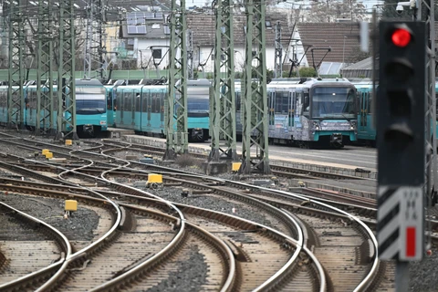 Tàu điện dừng hoạt động tại Frankfurt am Main (Đức), do cuộc đình công của những người lao động trong ngành vận tải công cộng ngày 2/2/2024. (Ảnh: AFP/TTXVN)