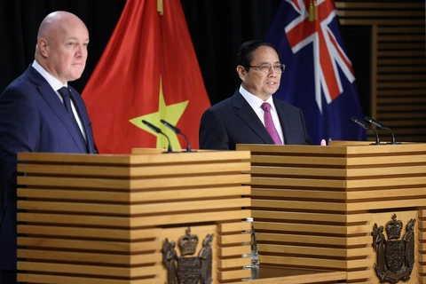 Thủ tướng Phạm Minh Chính và Thủ tướng New Zealand Christopher Luxon gặp gỡ báo chí. (Ảnh: Dương Giang/TTXVN)