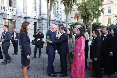 Thủ tướng New Zealand Christopher Luxon và Phu nhân đón Thủ tướng Phạm Minh Chính và Phu nhân. Ảnh: Dương Giang/TTXVN)