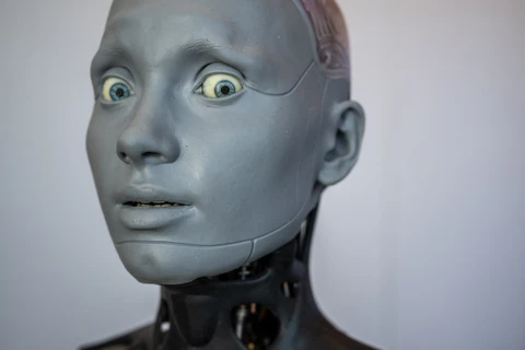 Robot AI "Ameca" được giới thiệu tại gian hàng của công ty Engineered Arts, trong khuôn khổ Hội nghị Thượng đỉnh Toàn cầu về AI của Liên minh Viễn thông Quốc tế (ITU) ở Geneva (Thụy Sĩ), ngày 5/7/2023. (Ảnh: AFP/TTXVN)