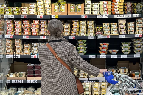 Người dân mua sắm tại siêu thị ở London (Anh). (Ảnh: AFP/TTXVN)