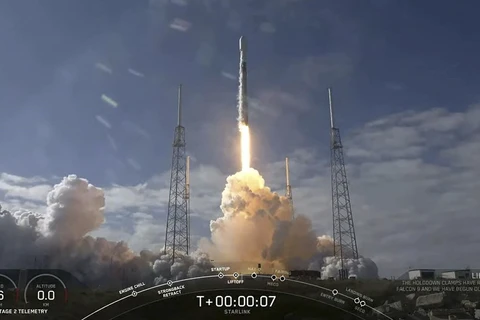 Tên lửa Falcon 9 của SpaceX mang theo 60 vệ tinh Starlink rời bệ phóng tại Căn cứ Không quân Mũi Canaveral ở bang Florida (Mỹ), hồi tháng 2/2020. (Ảnh: AFP/TTXVN)