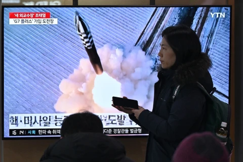 Người dân tại Seoul (Hàn Quốc) theo dõi bản tin truyền hình về vụ phóng tên lửa của Triều Tiên ngày 14/1/2024. (Ảnh: AFP/TTXVN)