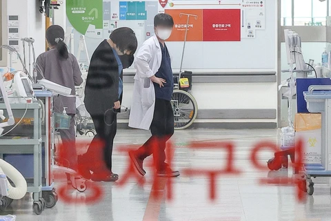 Nhân viên y tế tại một bệnh viện ở Seoul (Hàn Quốc) ngày 27/2/2024. (Ảnh: Yonhap/TTXVN)