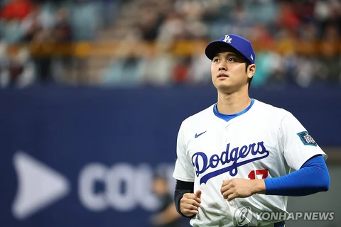 Shohei Ohtani của Los Angeles Dodgers khởi động trên sân Gocheok Sky Dome ở Seoul, ngày 18/3/2024. (Nguồn: Yonhap)