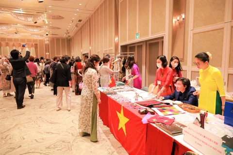 Gian hàng Việt Nam tại Hội chợ giới thiệu một số sản phẩm truyền thống của Việt Nam và thu hút được sự chú ý của nhiều quan khách đến tham dự. (Ảnh: Đức Thịnh/TTXVN)