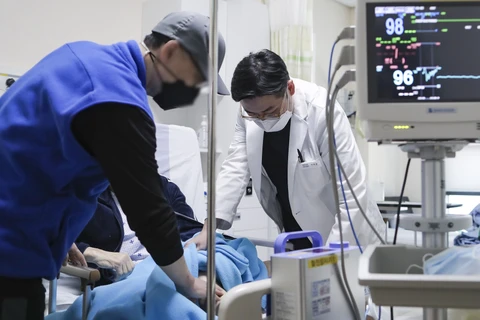 Nhân viên y tế điều trị cho bệnh nhân tại một bệnh viện ở Seongnam (Hàn Quốc), ngày 4/3/2024. (Ảnh: Yonhap/TTXVN)