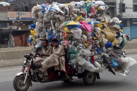 Vận chuyển rác thải nhựa tại Lahore (Pakistan). (Ảnh: AFP/TTXVN)