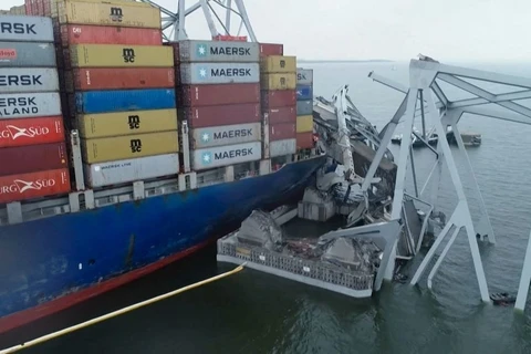 Hiện trường vụ tàu container Dali đâm sập cầu ở cảng Baltimore hôm 26/3. (Ảnh: AFP/TTXVN)