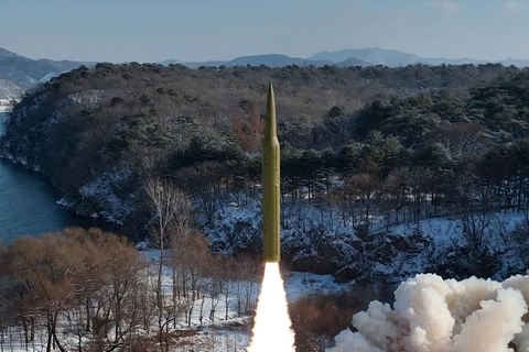Hình ảnh do Hãng Thông tấn Trung ương Triều Tiên đăng phát ngày 15/1/2024: Một vụ phóng thử tên lửa đạn đạo tầm trung sử dụng nhiên liệu rắn tại một địa điểm không xác định tại Triều Tiên. (Ảnh: AFP/TTXVN)