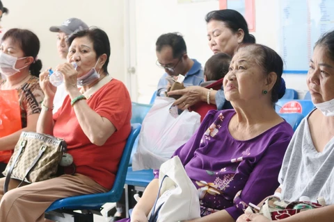 Người cao tuổi chờ khám bệnh tại Bệnh viện Thống Nhất, Thành phố Hồ Chí Minh. (Ảnh: Đinh Hằng/TTXVN)