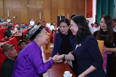 Quyền Chủ tịch nước Võ Thị Ánh Xuân thăm hỏi và tặng quà người có công với cách mạng. (Ảnh: Thống Nhất/TTXVN)