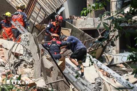 Trận động đất có độ lớn 7,3 xảy ra sáng 3/4/2024 tại Đài Loan (Trung Quốc) là trận động đất lớn nhất tại vùng lãnh thổ này kể từ năm 1999. (Ảnh: AFP/TTXVN)