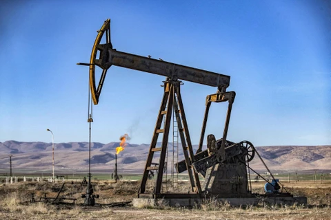 Một giếng dầu tại thị trấn Qahtaniyah, tỉnh Hasakah (Syria). (Ảnh: AFP/TTXVN)