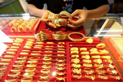 Vàng được bày bán tại cửa hàng trang sức ở Yangon (Myanmar). (Ảnh: THX/TTXVN)