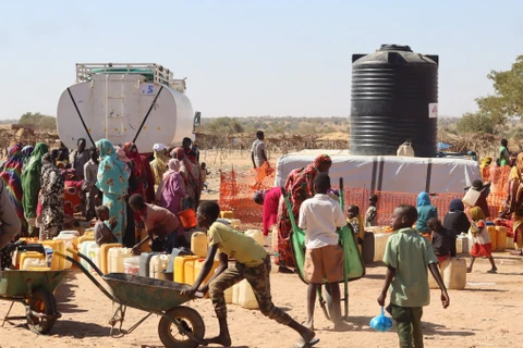 Người tị nạn Sudan sơ tán tránh xung đột sang Adre, Cộng hòa Chad hồi tháng 12 năm ngoái. (Ảnh: AFP/TTXVN)