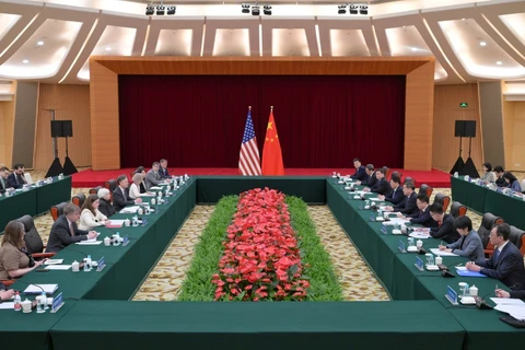 Quang cảnh cuộc thảo luận giữa Phó Thủ tướng Trung Quốc Hà Lập Phong và Bộ trưởng Tài chính Mỹ Janet Yellen tại tỉnh Quảng Đông (Trung Quốc), ngày 5/4/2024. (Ảnh: THX/TTXVN)