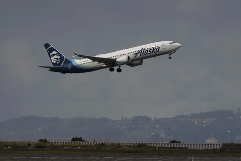 Máy bay của Hãng Hàng không Alaska Airlines cất cánh tại sân bay quốc tế ở San Francisco, ngày 4/4/2024. (Ảnh: THX/TTXVN)