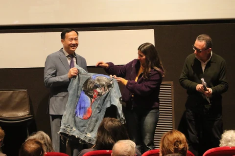 Đại sứ Việt Nam tại Italy Dương Hải Hưng thay mặt đoàn làm phim nhận Giải Phim Hay Nhất dành cho phim “Bên trong vỏ kén vàng.” (Ảnh: Trường Dụy/TTXVN) 