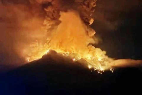 Núi lửa Ruang tại tỉnh Bắc Sulawesi, Indonesia phun trào ngày 17/4/2024. (Ảnh: AFP/TTXVN)