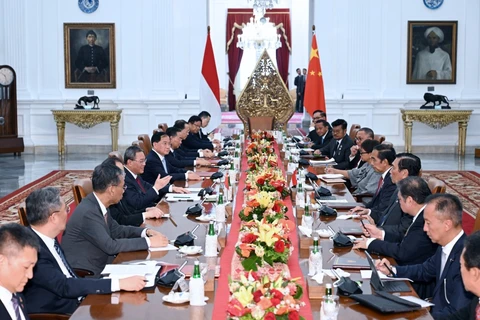 Tổng thống Indonesia Joko Widodo (thứ năm, phải) và Thủ tướng Trung Quốc Lý Cường (thứ năm, trái) tại cuộc hội đàm ở Jakarta, hồi tháng Chín năm ngoái. (Ảnh: THX/TTXVN)
