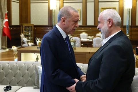 Tổng thống Thổ Nhĩ Kỳ Recep Tayyip Erdogan (trái) và thủ lĩnh Phong trào Hồi giáo Hamas Ismail Haniyeh tại cuộc gặp ở Ankara, ngày 26/7/2023. (Ảnh: AFP/TTXVN)