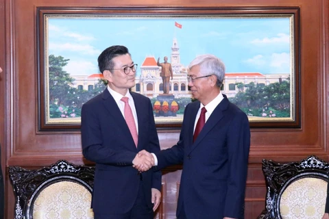 Ông Võ Văn Hoan (phải) - Phó Chủ tịch Ủy ban Nhân dân Thành phố Hồ Chí Minh tiếp ông Jeong-Kee Kim, Giám đốc Điều hành CityNet. (Ảnh: Xuân Khu/TTXVN)