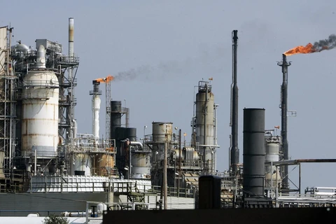 Một nhà máy lọc dầu ở Texas (Mỹ). (Ảnh: AFP/TTXVN)