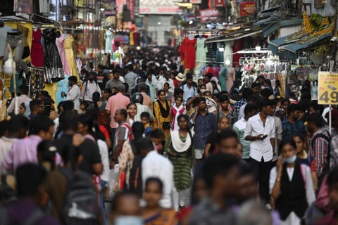 Người dân mua sắm tại một khu chợ ở Chennai (Ấn Độ). (Ảnh: AFP/TTXVN)