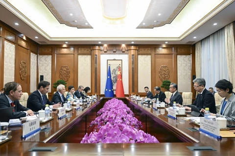 Bộ trưởng Ngoại giao Trung Quốc Vương Nghị (thứ ba, phải) và Cao ủy Liên minh châu Âu phụ trách chính sách an ninh-đối ngoại Josep Borrell tại Đối thoại Chiến lược Cấp cao hai bên, tại Bắc Kinh. (Ảnh: THX/TTXVN)