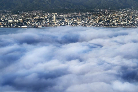 Mây bao phủ bầu trời ở eo biển Kurushima, ngoài khơi thành phố Imabari, tỉnh Ehime (Nhật Bản). (Ảnh: Kyodo/TTXVN)