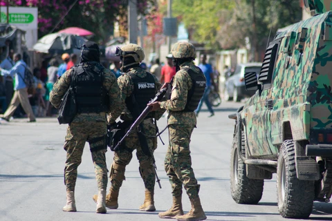 Cảnh sát siết chặt an ninh tại Port-au-Prince (Haiti) ngày 9/3/2024. (Ảnh: AFP/TTXVN)