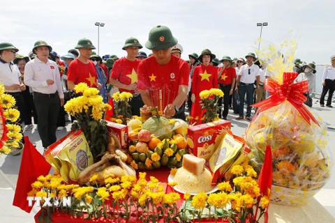 Các thành viên Đoàn công tác số 14 tổ chức lễ tưởng niệm các chiến sỹ Hải quân đã anh dũng hy sinh tại đảo Gạc Ma. (Ảnh: Thanh Vũ/TTXVN)