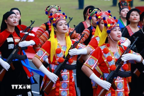 Khối Nữ Dân quân các dân tộc Tây Bắc diễu hành trên đường phố Điện Biên, tại Lễ Kỷ niệm 70 năm Chiến thắng Điện Biên Phủ, ngày 7/5 vừa qua. (Ảnh: Xuân Tư/TTXVN)