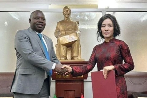 Đại sứ Việt Nam tại Tanzania Vũ Thanh Huyền chúc mừng ông Juvenal Sakubu được bổ nhiệm làm Lãnh sự danh dự Việt Nam tại Bujumbura (Cộng hòa Burundi). (Ảnh: TTXVN phát)