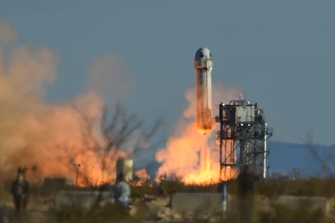 Tên lửa đẩy New Shepard của Blue Origin rời bệ phóng tại bãi phóng Launch Site One, gần thị trấn Van Horn, bang Texas (Mỹ), ngày 31/3/2022. (Ảnh: AFP/TTXVN)