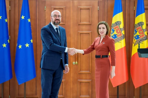 Tổng thống Moldova Maia Sandu (phải) và Chủ tịch Hội đồng châu Âu Charles Michel tại cuộc gặp ở Chisinau hồi năm 2022. (Ảnh: AFP/TTXVN)
