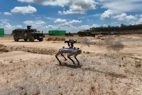 Quân đội Trung Quốc "trình diễn" chó robot trong cuộc diễn tập chung với Campuchia. (Nguồn: CNN)