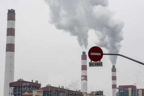 Khí thải phát ra từ nhà máy điện than ở Thượng Hải (Trung Quốc). (Ảnh: AFP/TTXVN)