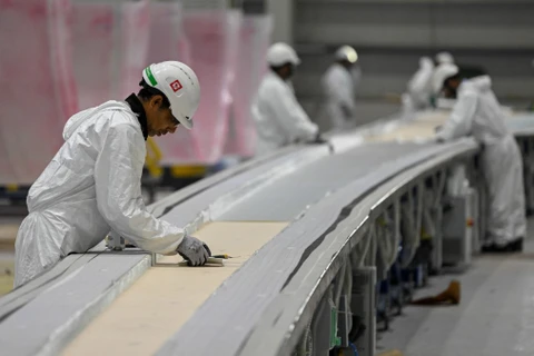 Công nhân làm việc tại một nhà máy ở Mundra (Ấn Độ). (Ảnh: AFP/TTXVN)