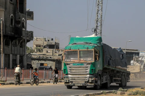 Xe tải chở hàng viện trợ nhân đạo tại Dải Gaza ngày 21/5/2024. (Ảnh: THX/TTXVN)