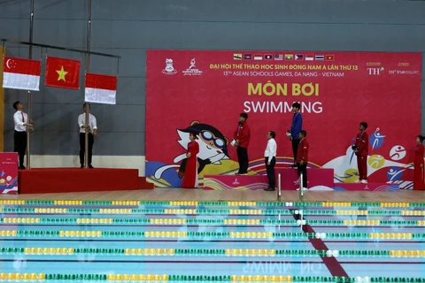 Ban Tổ chức trao huy chương Vàng cho vận động viên Trịnh Trương Vinh bơi nội dung 200m bơi ngửa nam với thành tích 2 phút 6 giây 66. (Ảnh: Trần Lê Lâm/TTXVN)