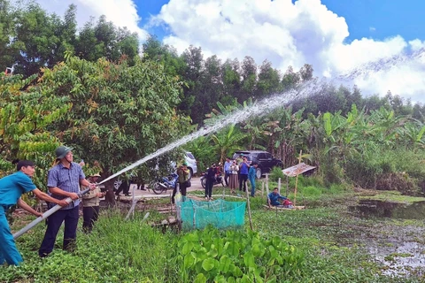 Chủ tịch Ủy ban Nhân dân tỉnh Cà Mau Huỳnh Quốc Việt (thứ hai, trái) kiểm tra công tác ứng trực, vận hành thiết bị chống cháy. (Ảnh: Huỳnh Anh/TTXVN)