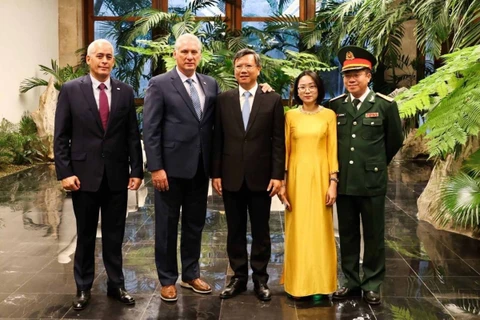 Chủ tịch Cuba Miguel Díaz Canel-Bermudez và Đại sứ Lê Quang Long cùng các đại biểu. (Ảnh: TTXVN phát)