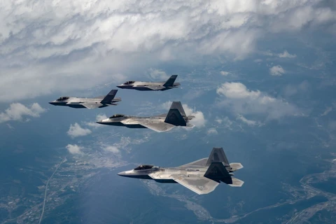 Tiêm kích F-35A của Hàn Quốc và F-22 của Mỹ tham gia cuộc tập trận chung ở Chungcheong (Hàn Quốc) ngày 16/5/2024. (Ảnh: Yonhap/TTXVN)