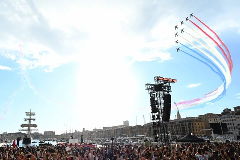 Đội bay nghệ thuật Patrouille de France trình diễn tại lễ đón tàu Belem mang theo ngọn đuốc Olympic Paris 2024 vào cảng Marseille (Pháp) ngày 8/5/2024. (Ảnh: THX/TTXVN)
