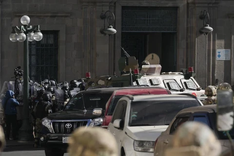 Lực lượng an ninh tập trung bên ngoài lối vào chính khi một chiếc xe bọc thép đâm vào cửa Phủ Tổng thống tại Plaza Murillo ở La Paz (Bolivia), ngày 26/6/2024. (Nguồn: AP)